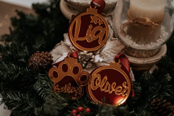 Bolas de navidad personalizadas para estas fiestas con nombres de una pareja y su mascota.