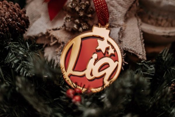Bola de navidad con estrellas con el nombre de Lia, y en color dorado espejo con fondo rojo espejo