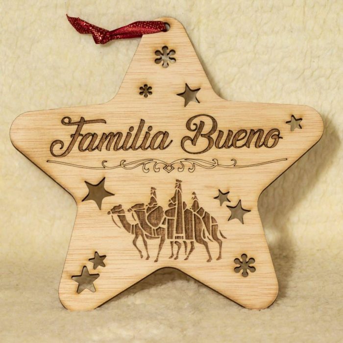 Estrella de cinco puntas redondeadas, con escena de los tres reyes magos de oriente y texto personalizado como nombre o apodo de la familia