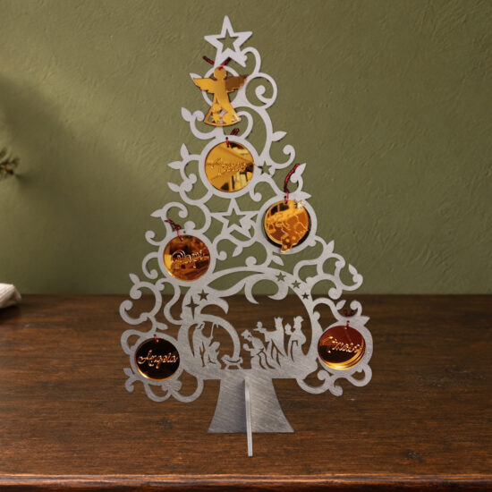 Árbol de Navidad plateado con Belén, ángel y adornos dorados personalizados