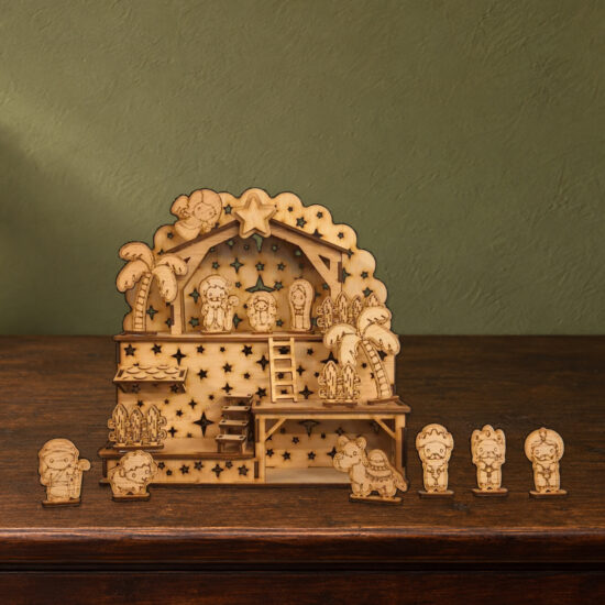 Belén de los niños de madera con figuras y detalles grabados