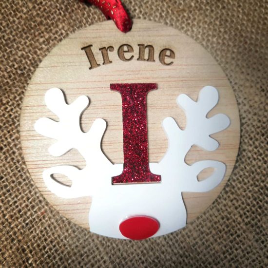 Bola de Navidad con inicial mayúsucula y reno