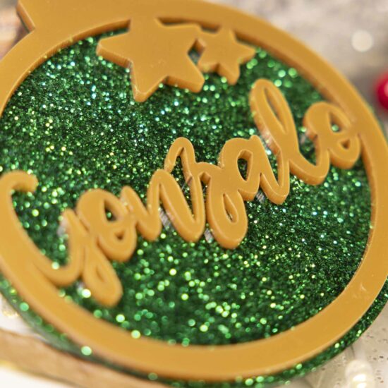 Bolas de navidad personalizadas con estrellas.